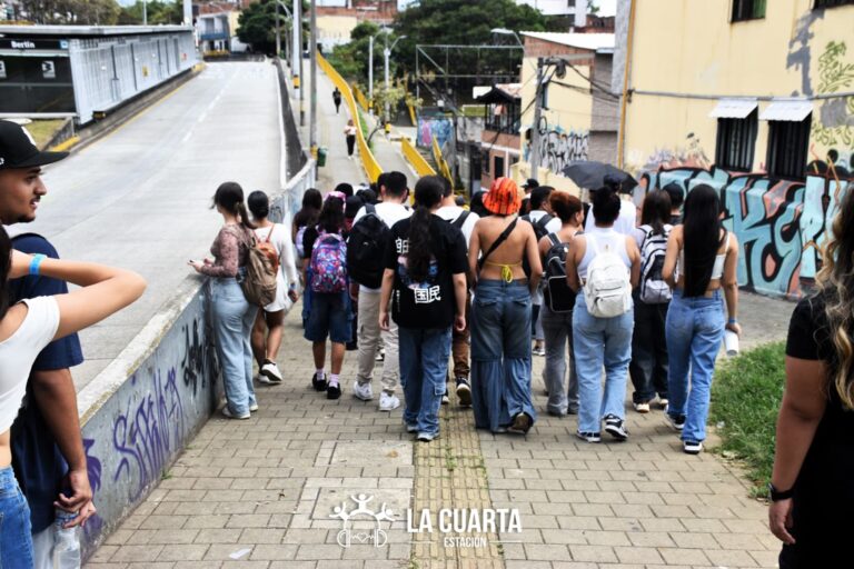 CAMINANDO POR LA ESTACIÓN ESMERALDAS