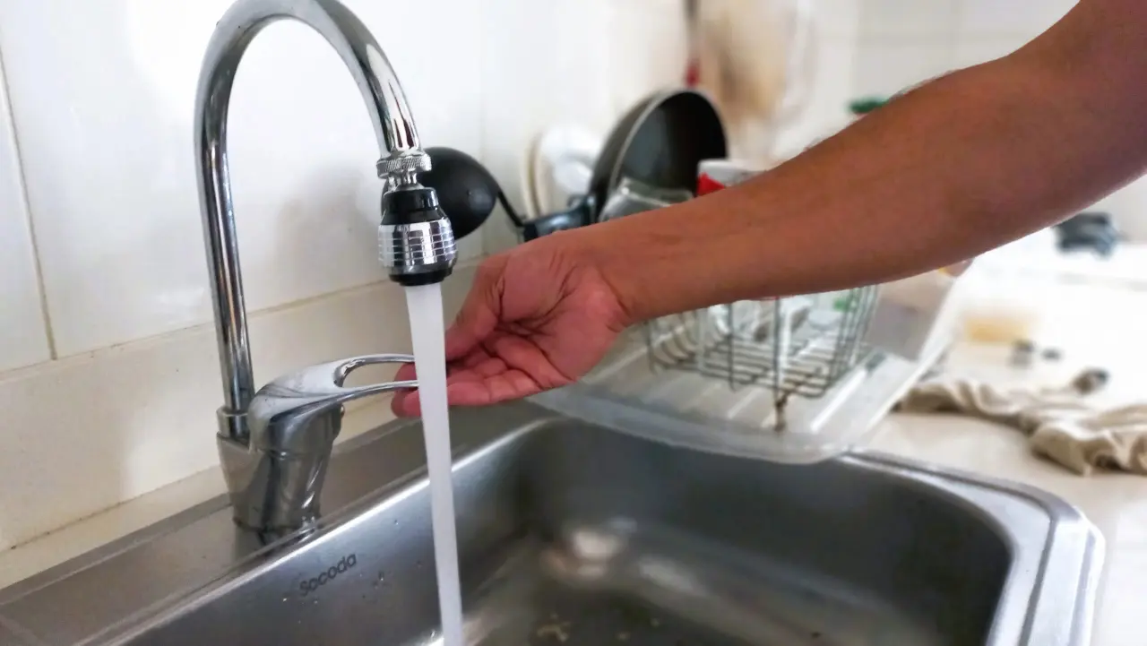 3 Estrategias Prácticas para Reducir Tu Consumo de Agua y Ahorrar Dinero, a Propósito de su Incremento en las Facturas.