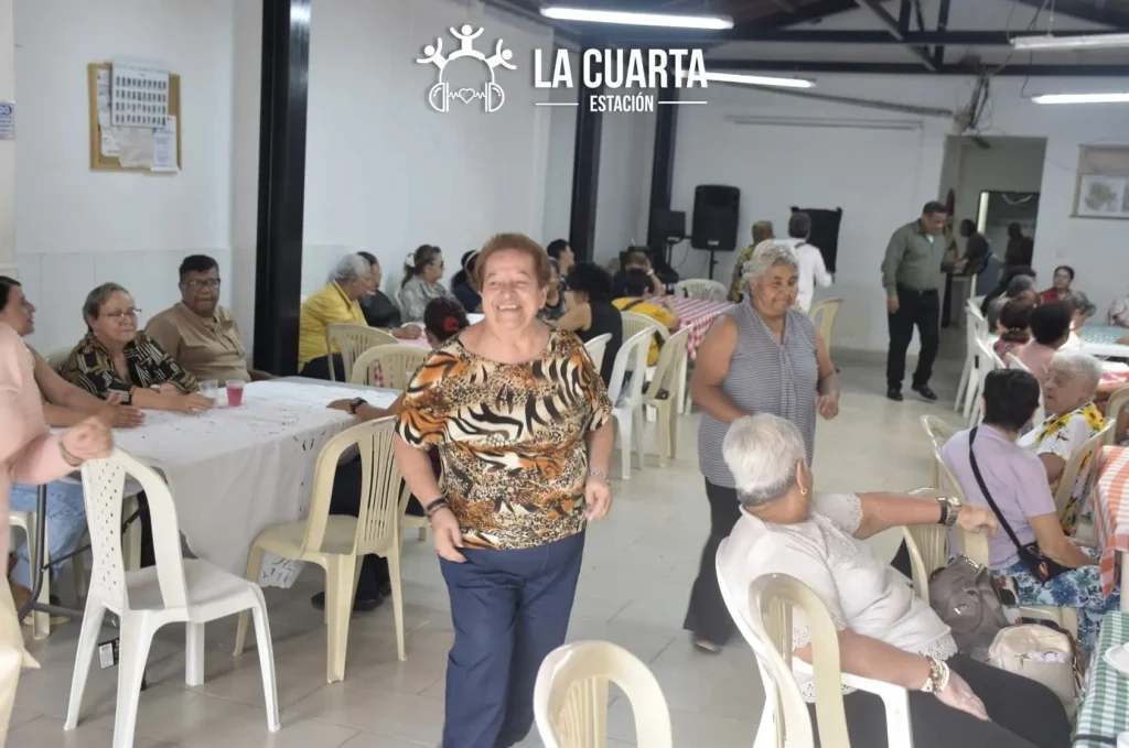 Un Homenaje con Sabor a Hogar: El Club de Vida Girasoles de Esperanza Celebró el Día de la Familia
