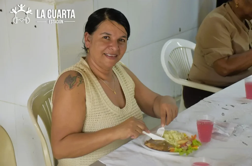 Un Homenaje con Sabor a Hogar: El Club de Vida Girasoles de Esperanza Celebró el Día de la Familia