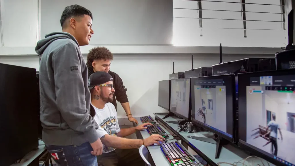 Hay 8.000 cupos para estudiar inglés, inteligencia artificial,diseño de videojuegos y otras habilidades digitales