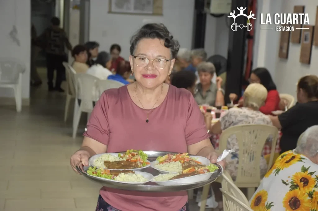 Un Homenaje con Sabor a Hogar: El Club de Vida Girasoles de Esperanza Celebró el Día de la Familia