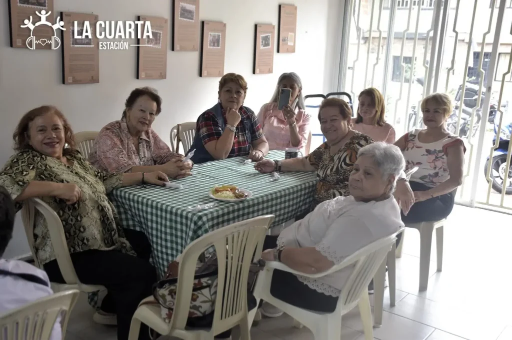 Un Homenaje con Sabor a Hogar: El Club de Vida Girasoles de Esperanza Celebró el Día de la Familia
