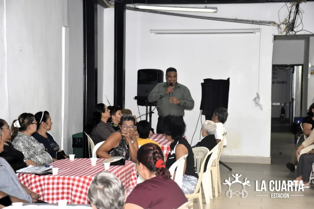 Un Homenaje con Sabor a Hogar: El Club de Vida Girasoles de Esperanza Celebró el Día de la Familia