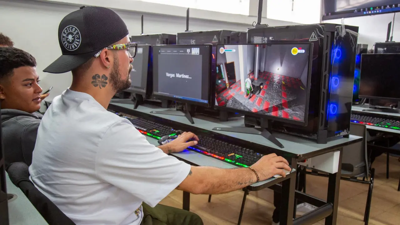 Hay 8.000 cupos para estudiar inglés, inteligencia artificial,diseño de videojuegos y otras habilidades digitales