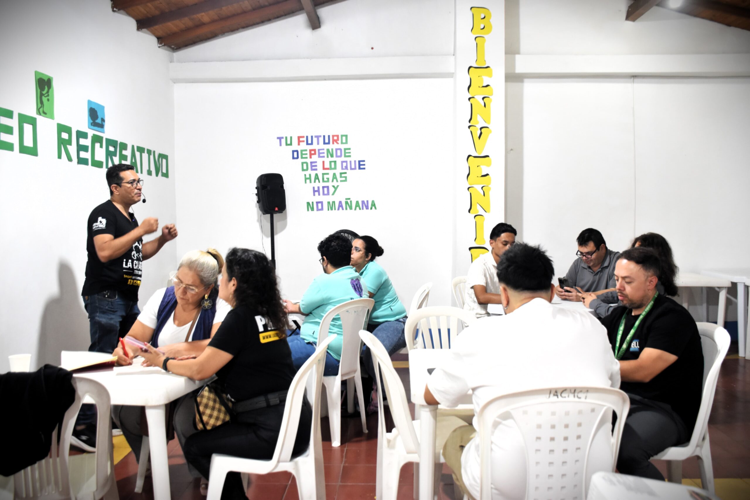 galeria-escuelalce-alex-explicando