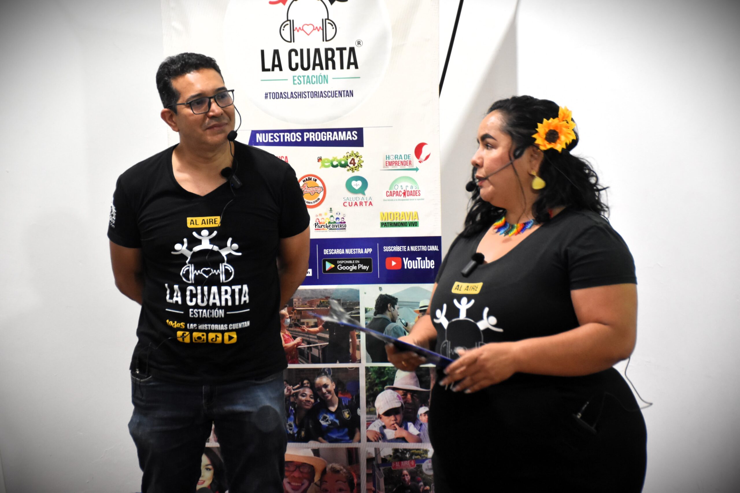 galeria-escuelalce-jenniferyalex-explicando