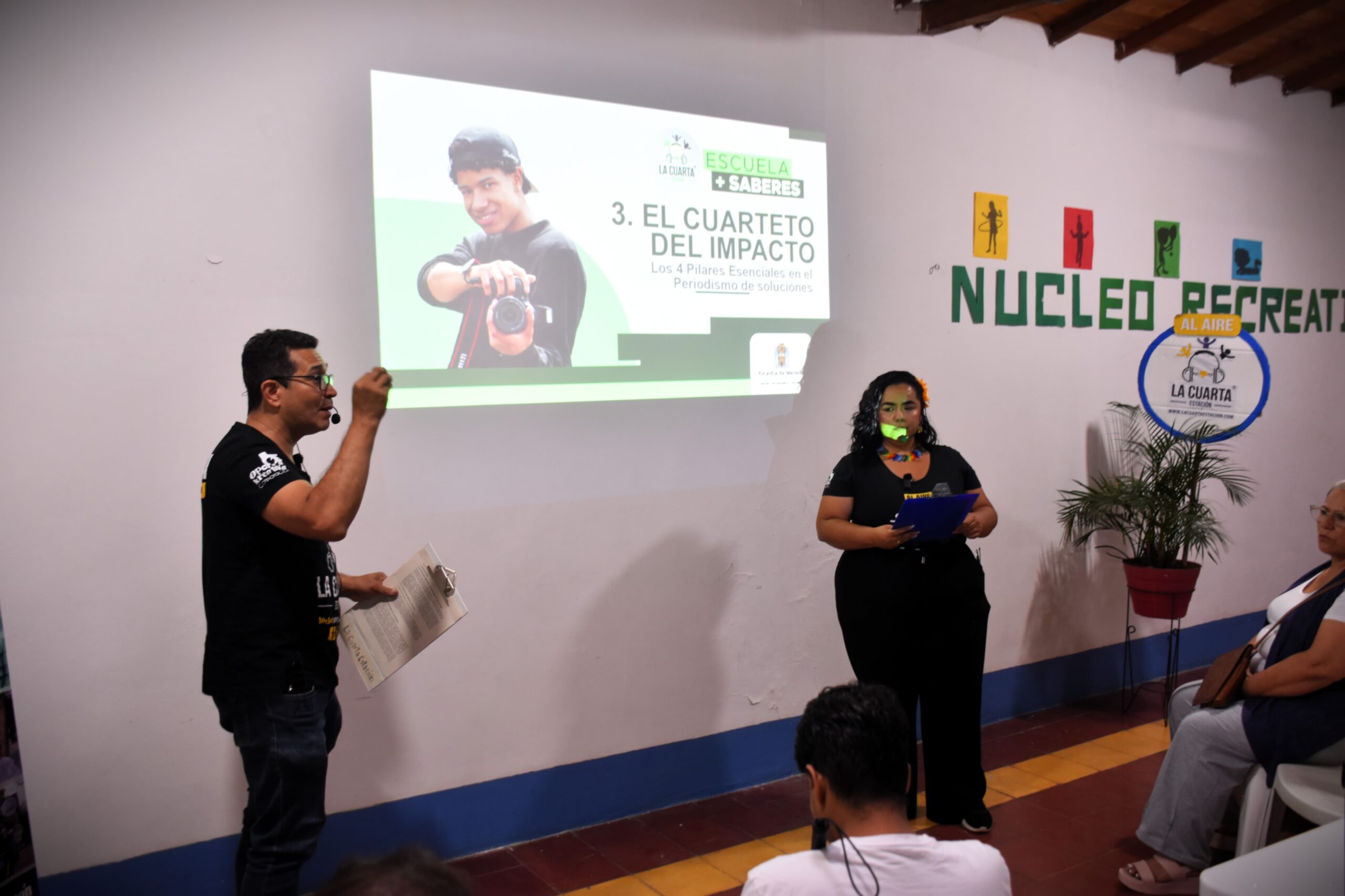 galeria-escuelalce-jenniferyalex-explicando2