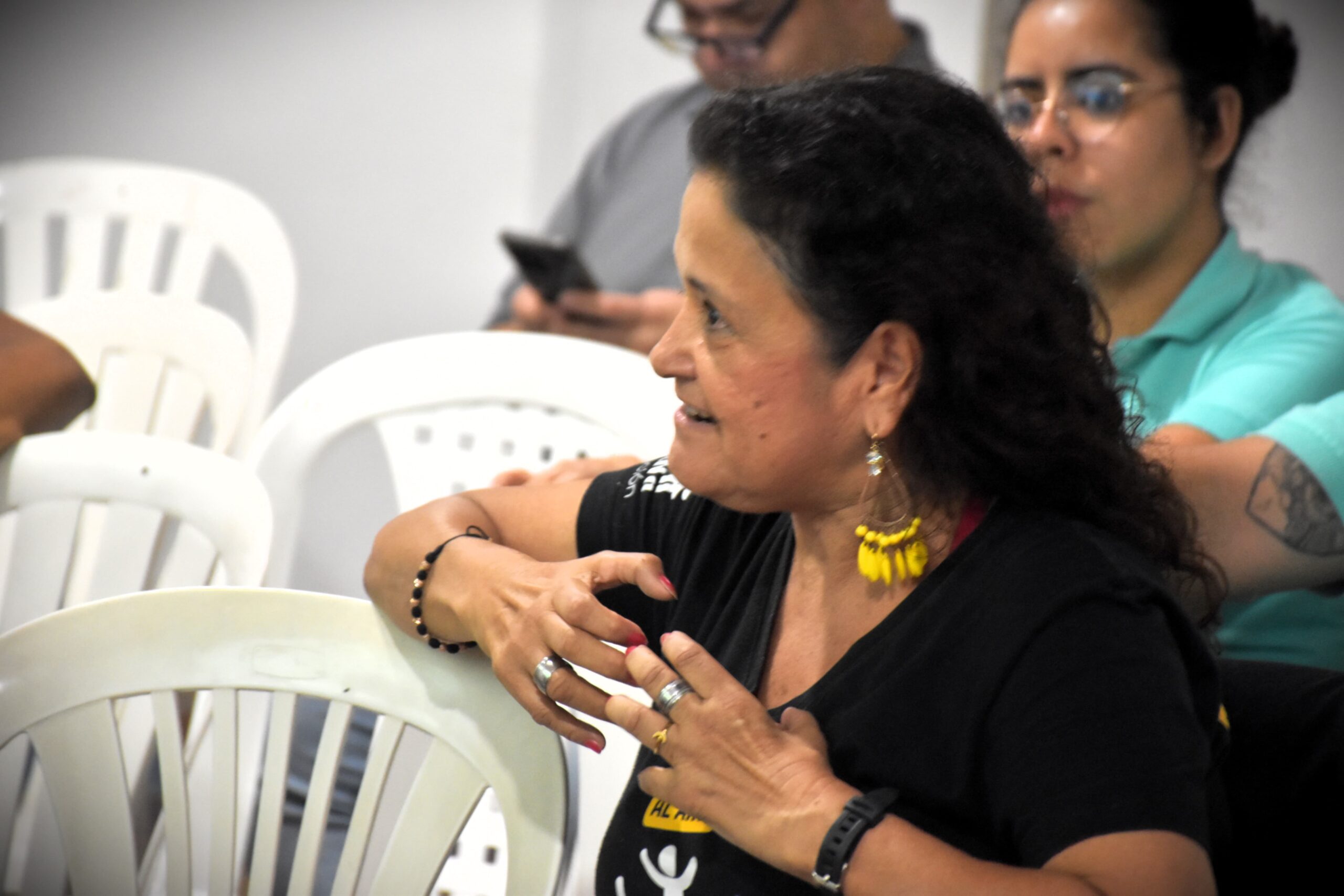 galeria-escuelalce-participante-explicando