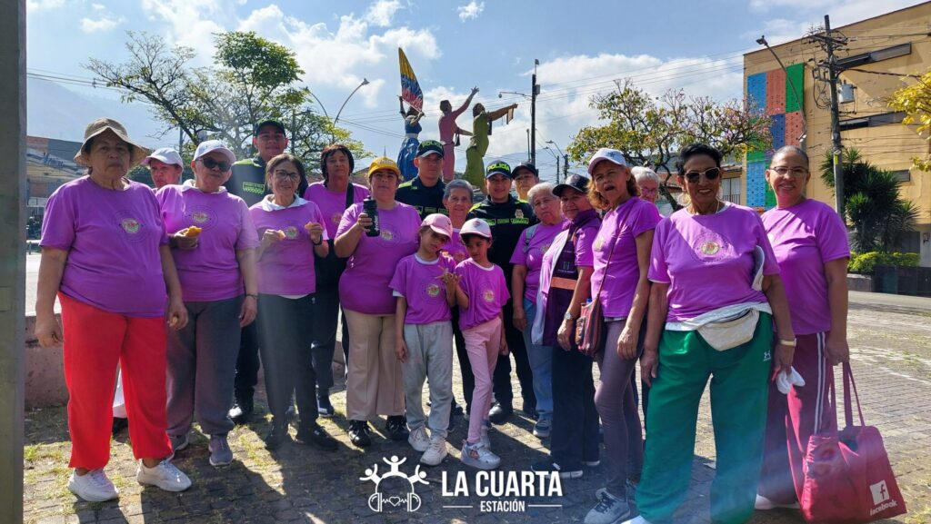 El pasado 8 de marzo, en conmemoración del Día Internacional de la Mujer, la Comuna 4 se llenó de color con las mujeres que participaron en la tercera edición de la Carrera Violeta. Este evento nació como una alternativa a las movilizaciones de ciudad y con el propósito de generar un espacio seguro y significativo, el Círculo de Mujeres Comuna 4 y la Mesa de Mujeres Comuna 4 decidieron llevar esta iniciativa al nivel comunitario, logrando consolidarla como un símbolo de lucha y sororidad.